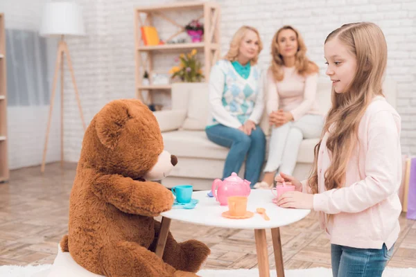 Kleines Mädchen Spielt Mit Einem Spielzeugbär Auf Dem Spielzeugtisch Liegen — Stockfoto