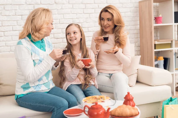 Mamá Abuela Niña Están Tomando Juntas Sentadas Mesa Dulces Pie — Foto de Stock