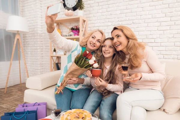 Mamma Mormor Och Liten Flicka Göra Selfie Sitter Soffan Den — Stockfoto