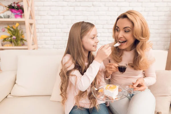 Mamma Mormor Och Liten Flicka Äter Tårta Soffan Har Ett — Stockfoto