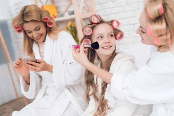 Mutter Großmutter Und Mädchen Lockenwicklern Schminken Sich Gegenseitig Sie Sitzen — Stockfoto