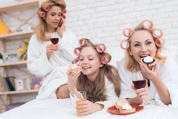 Mamá Abuela Niña Rizadores Pelo Comen Pasteles Acostados Cama Mujer — Foto de Stock