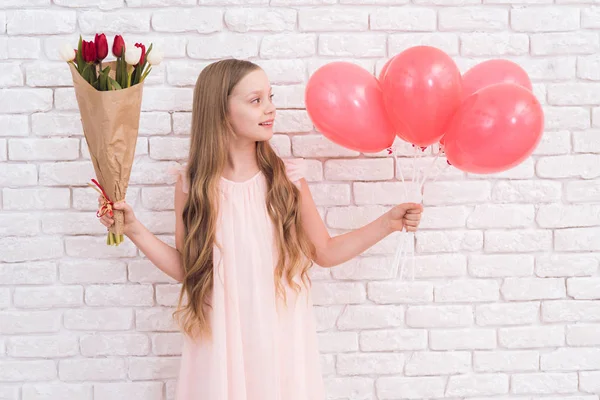 Kleines Mädchen Kleid Posiert Der Nähe Der Mauer Mit Blumen — Stockfoto
