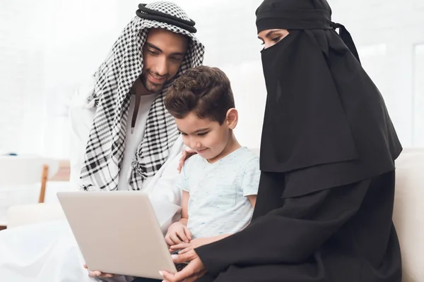 Eine Traditionelle Muslimische Familie Hause Schaut Auf Den Laptop Bildschirm — Stockfoto