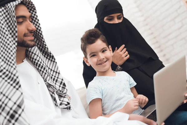 Eine Traditionelle Muslimische Familie Hause Schaut Auf Den Laptop Bildschirm — Stockfoto