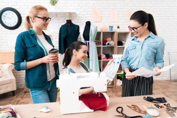 Три Женщины Швейной Фабрике Смотрят Чертежи Счастливы — стоковое фото