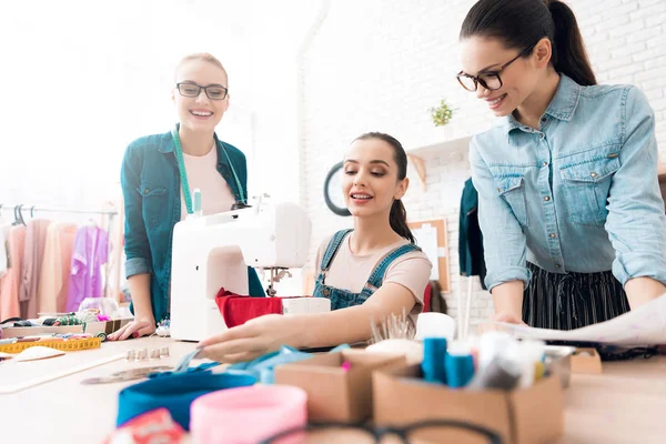 Три Женщины Швейной Фабрике Выбирают Молнии Платья Счастливы — стоковое фото