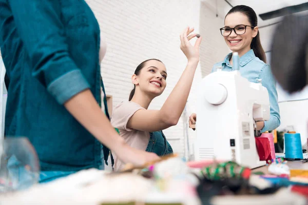 Tres Chicas Fábrica Ropa Están Eligiendo Botones Para Vestido Nuevo — Foto de Stock