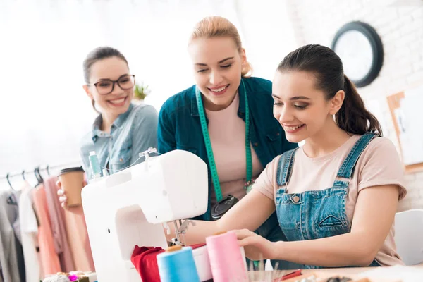 Tres Mujeres Fábrica Ropa Uno Ellos Coser Vestido Nuevo Están —  Fotos de Stock