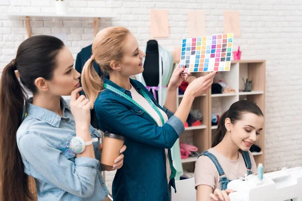 Tres Mujeres Fábrica Ropa Están Buscando Patrones Color Para Nuevo — Foto de Stock