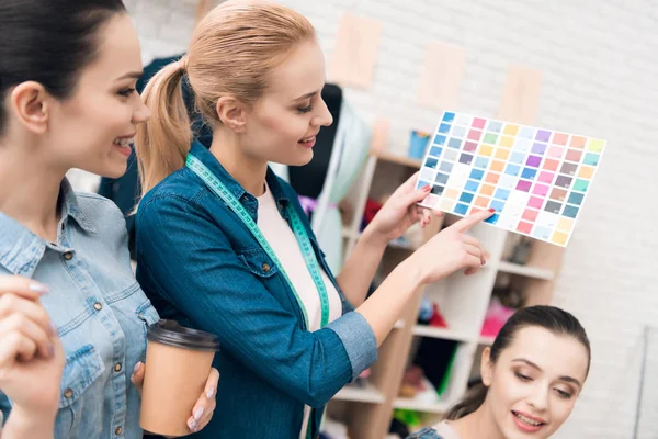 Tres Mujeres Fábrica Ropa Están Buscando Patrones Color Para Nuevo — Foto de Stock