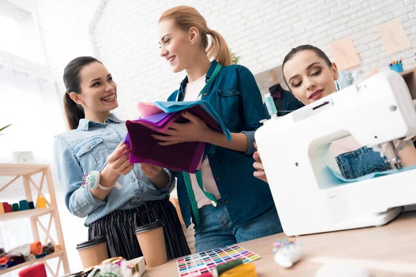 Tres Chicas Fábrica Ropa Están Eligiendo Tela Para Nuevo Vestido — Foto de Stock