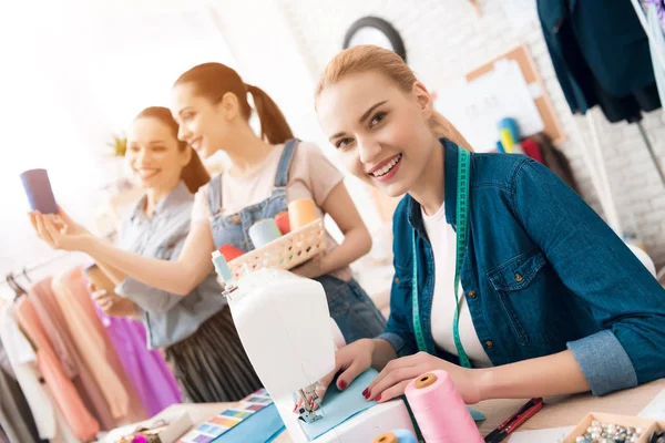 Three Girls Garment Factory Choosing Color Thread New Dress Happy — Stock Photo, Image