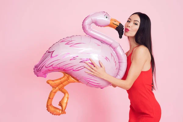 Meisje Een Rode Jurk Met Roze Flamingo Roze Achtergrond Vrouwendag — Stockfoto