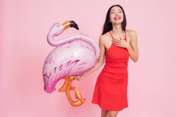 Mädchen Rotem Kleid Mit Rosa Flamingo Luftballon Auf Rosa Hintergrund — Stockfoto