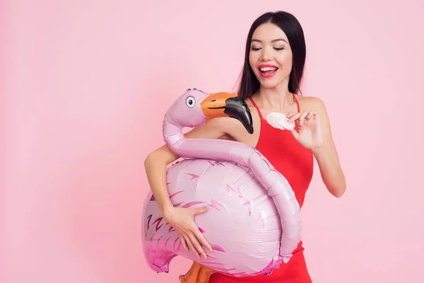Mart Kadınlar Günü Kutlayan Pembe Arka Plan Üzerinde Pembe Flamingo — Stok fotoğraf