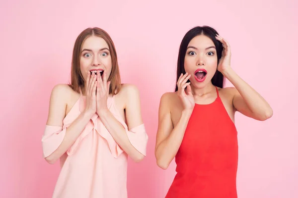 Dos Chicas Vestidos Blancos Rojos Que Actúan Sorprendidas Fondo Rosa — Foto de Stock