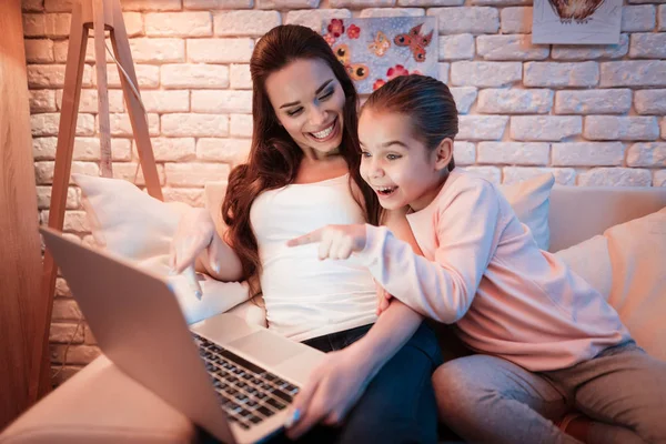 Madre Hija Pequeña Viendo Películas Portátil Por Noche Casa —  Fotos de Stock