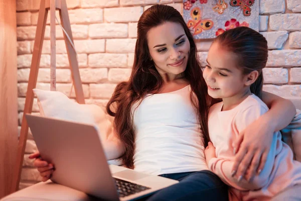 Mãe Filha Assistindo Filmes Laptop Sob Abajur Noite Casa — Fotografia de Stock