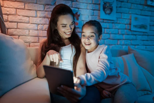 Mère Petite Fille Regardant Des Films Sur Tablette Nuit Maison — Photo