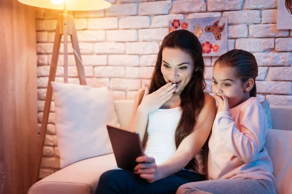 母亲和小女儿与父亲在平板电脑在晚上在家 — 图库照片