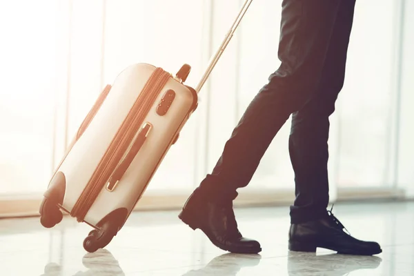 Viagem de negócios. Empresários no aeroporto. Salão do aeroporto com janelas panorâmicas . — Fotografia de Stock