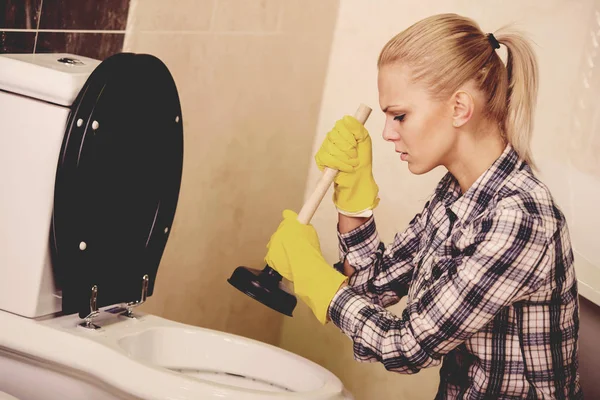 The plumber repairs the pipes. Male specialist plumber repairs. — Stock Photo, Image