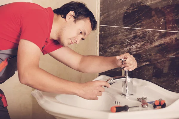 El fontanero repara las tuberías. Reparaciones de plomero especialista masculino . —  Fotos de Stock