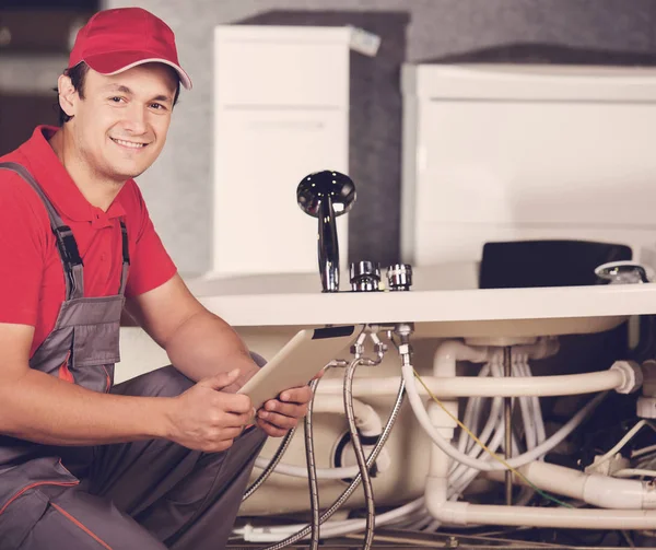 The plumber repairs the pipes. Male specialist plumber repairs. — Stock Photo, Image