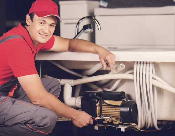 El fontanero repara las tuberías. Reparaciones de plomero especialista masculino . — Foto de Stock