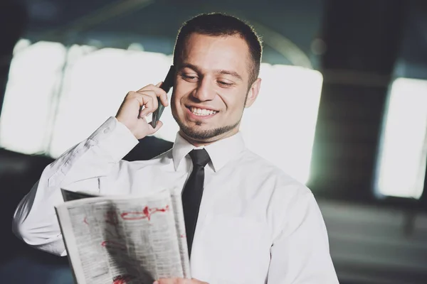 A young man is looking for a job. The guy looks at the job ads. Job wanted. — Stock Photo, Image