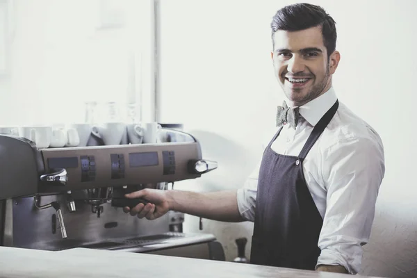 Barista en el bar — Foto de Stock