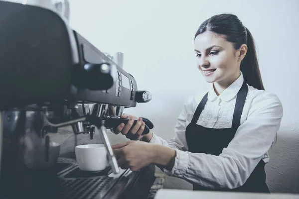 Barista v baru — Stock fotografie