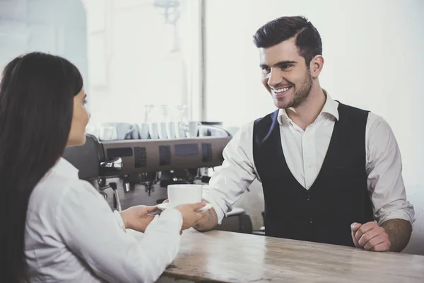 Barista al bar — Foto Stock