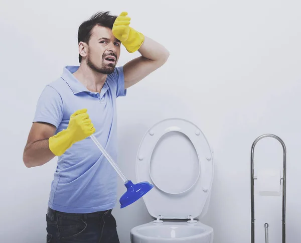 Kimerült fiatal férfi takarítás a WC-vel — Stock Fotó