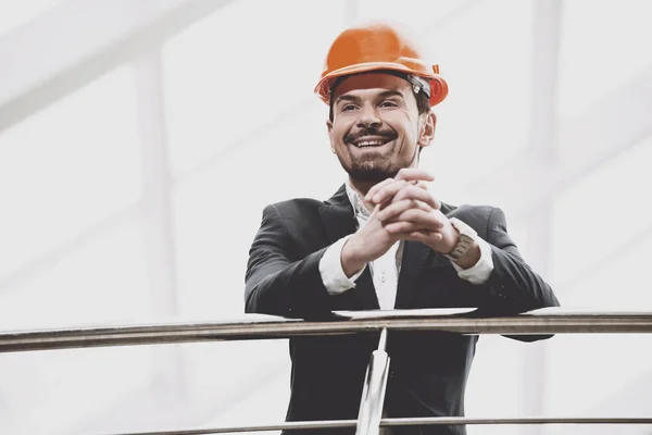 Joven arquitecto masculino sonriente en la oficina moderna —  Fotos de Stock