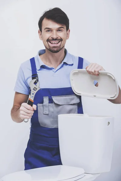 Loodgieter is een flush toilet repareren — Stockfoto