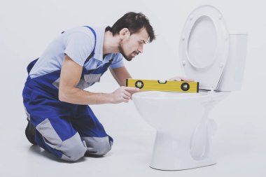 Tesisatçı çalışması sırasında bina düzeyine sahip