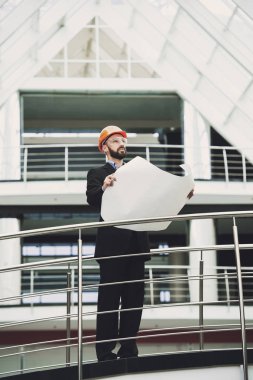 Genç erkek mimar modern ofis