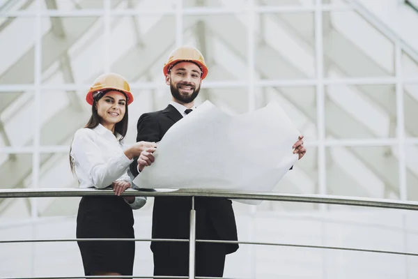 Joven arquitecto masculino y femenino en la oficina moderna — Foto de Stock