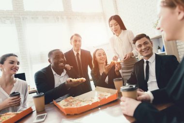 Ofis personeli pizza yemek ve iş ofiste kahveni iç. Onlar kendi çalışmalarında mola verebilir. Onlar dinlenme.