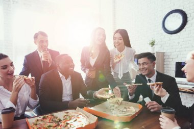 Ofis personeli pizza yemek ve iş ofiste kahveni iç. Onlar kendi çalışmalarında mola verebilir. Onlar dinlenme.