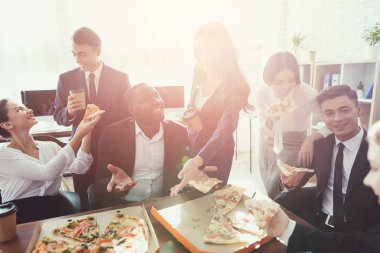 Ofis personeli pizza yemek ve iş ofiste kahveni iç. Onlar kendi çalışmalarında mola verebilir. Onlar dinlenme.