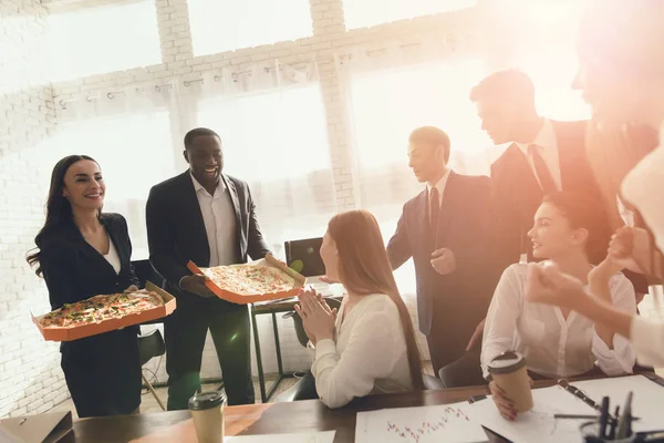 O tipo e a rapariga trouxeram pizza para o escritório. . — Fotografia de Stock