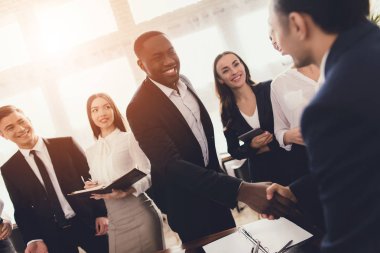 Bir grup genç insan beyin fırtınası ofiste tutar..