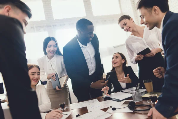 Um grupo de jovens realiza brainstorming no escritório . — Fotografia de Stock