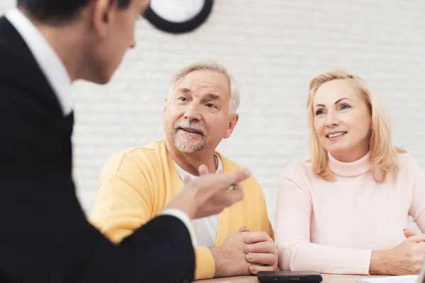 Paio Anziani Sono Venuti Consulto Con Avvocato Avvocato Comunica Con — Foto Stock