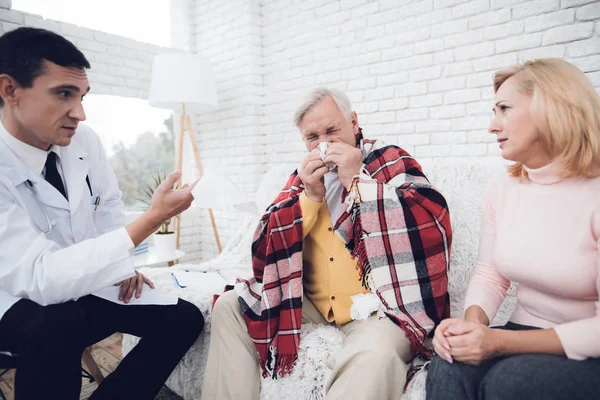 Bir Sarı Hırka Yaşlı Adam Bir Doktor Geldi Doktor Kim — Stok fotoğraf