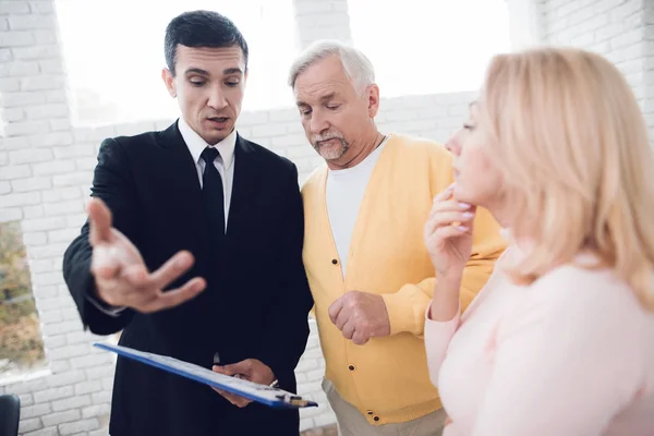 Couple Old People Consult Lawyer Lawyer Holds Black Folder Papers — Stock Photo, Image