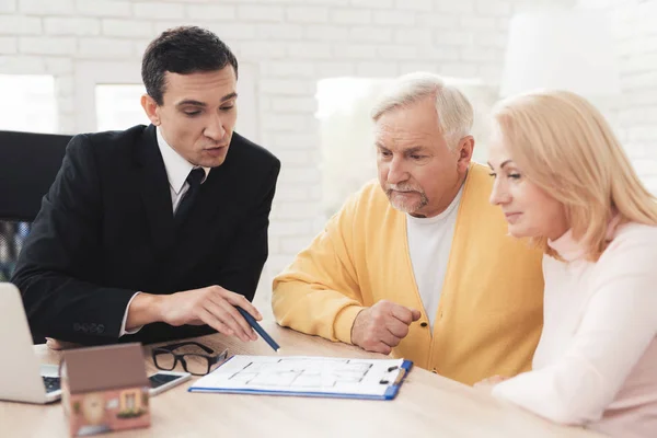 Paio Anziani Sono Venuti Consulto Con Agente Immobiliare Ascoltano Attentamente — Foto Stock